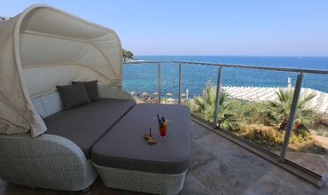 Charisma De Luxe Hotel